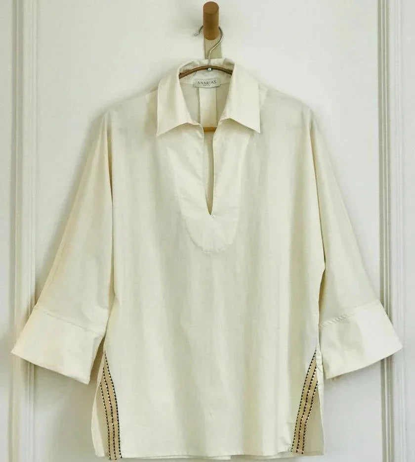 Camisa Relajada ANARIAS Atelier — detalle de puño amplio manga tres cuartos en tejido de algodón