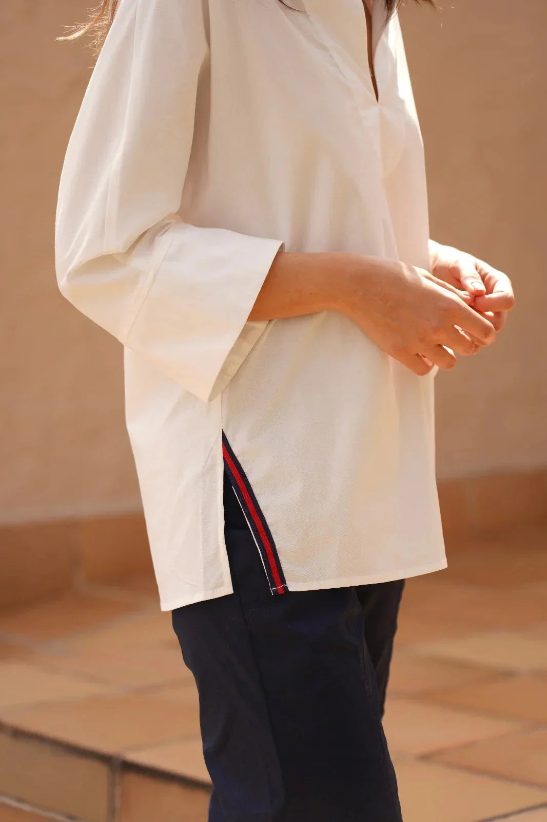 Camisa Relajada ANARIAS Atelier en Black — look completo, silueta relajada con cintas laterales visibles