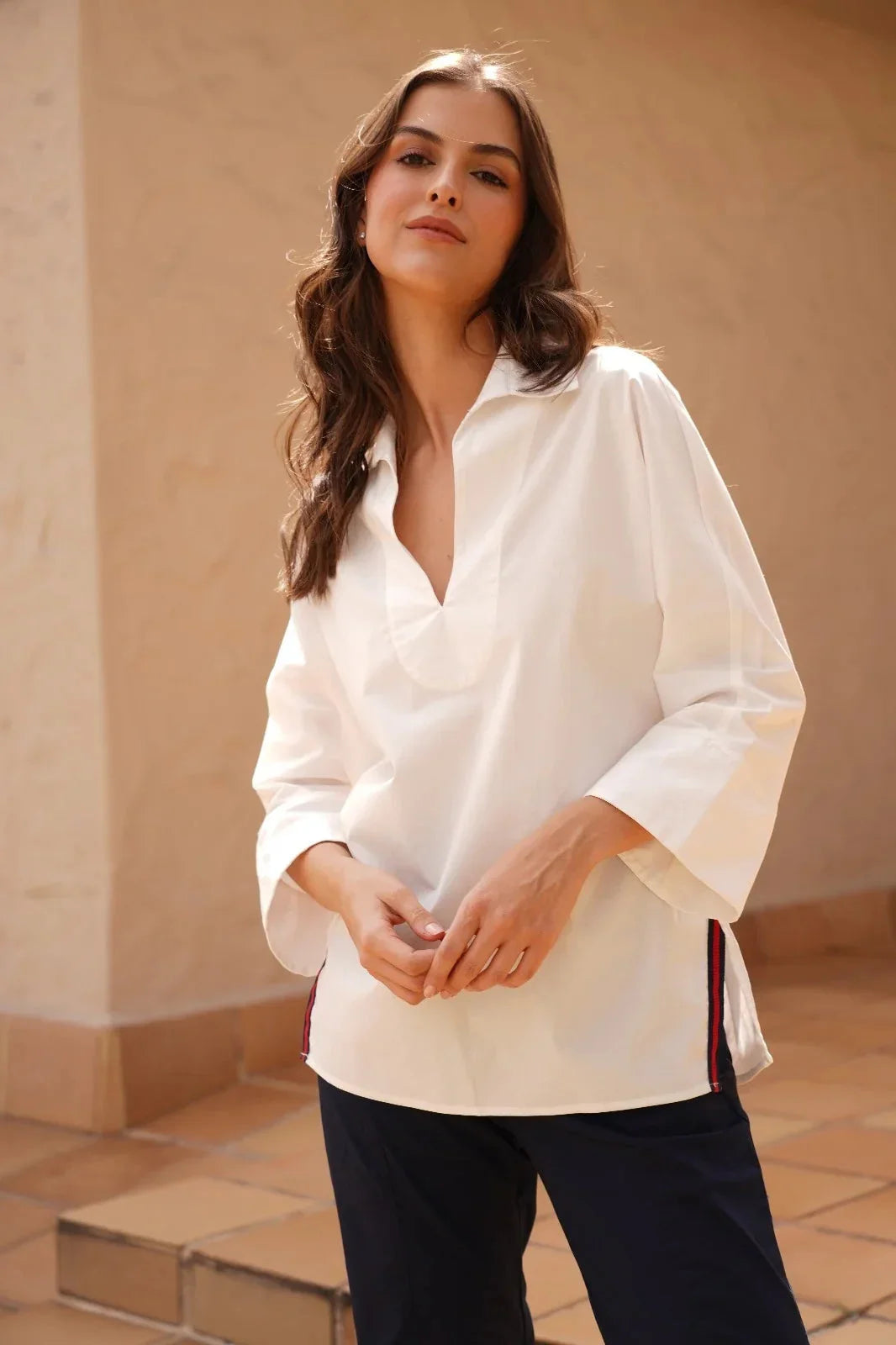 Camisa Relajada ANARIAS Atelier en color Cotton — vista frontal, manga tres cuartos y escote en V