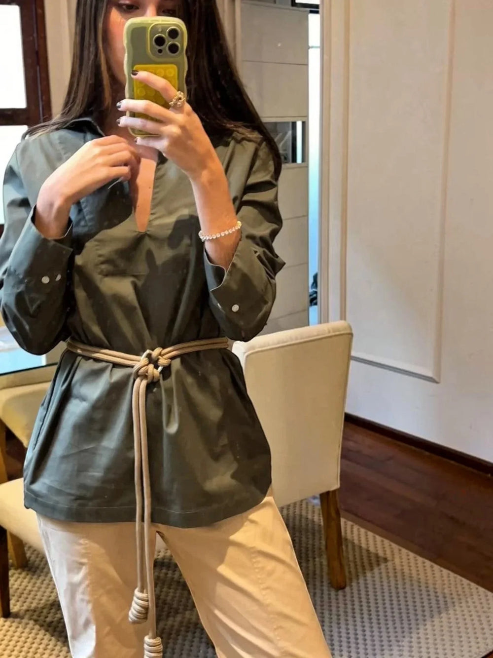 Camisa Relente ANARIAS Atelier en color Army — vista frontal completa con cinturón de cordón anudado