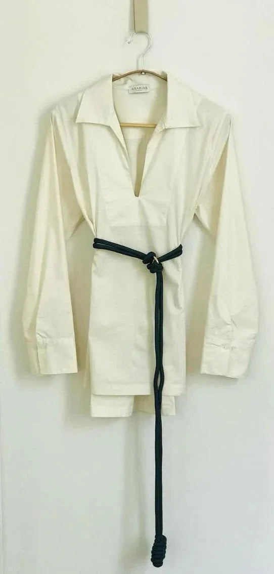 Camisa Relente ANARIAS Atelier — detalle de largo asimétrico y caída del dobladillo posterior