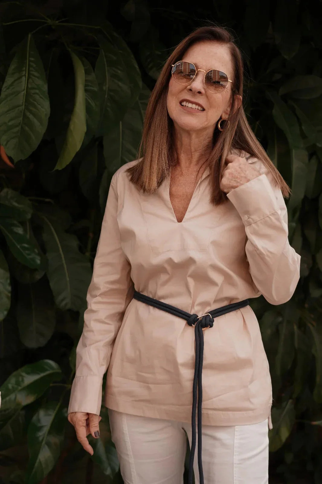 Camisa Relente ANARIAS Atelier en color Ivory — vista frontal completa, silueta oversize con cinturón de cordón dorado