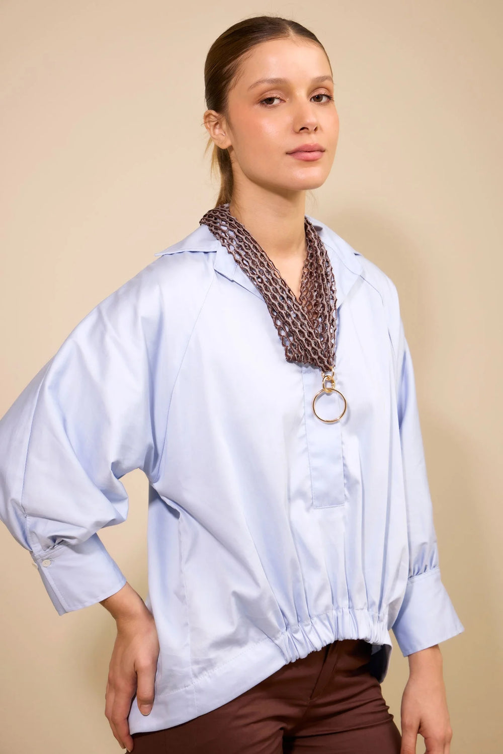 Camisa Rumbo ANARIAS Atelier — detalle manga ranglan y costura lateral