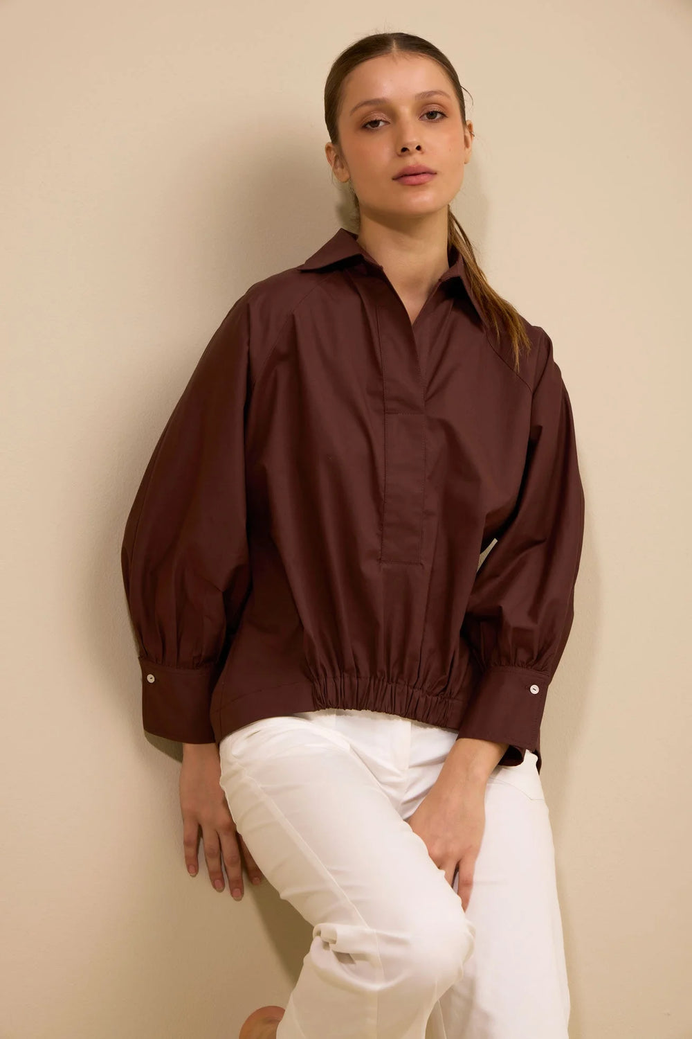 Camisa Rumbo ANARIAS Atelier — look editorial con los tres colores de la colección
