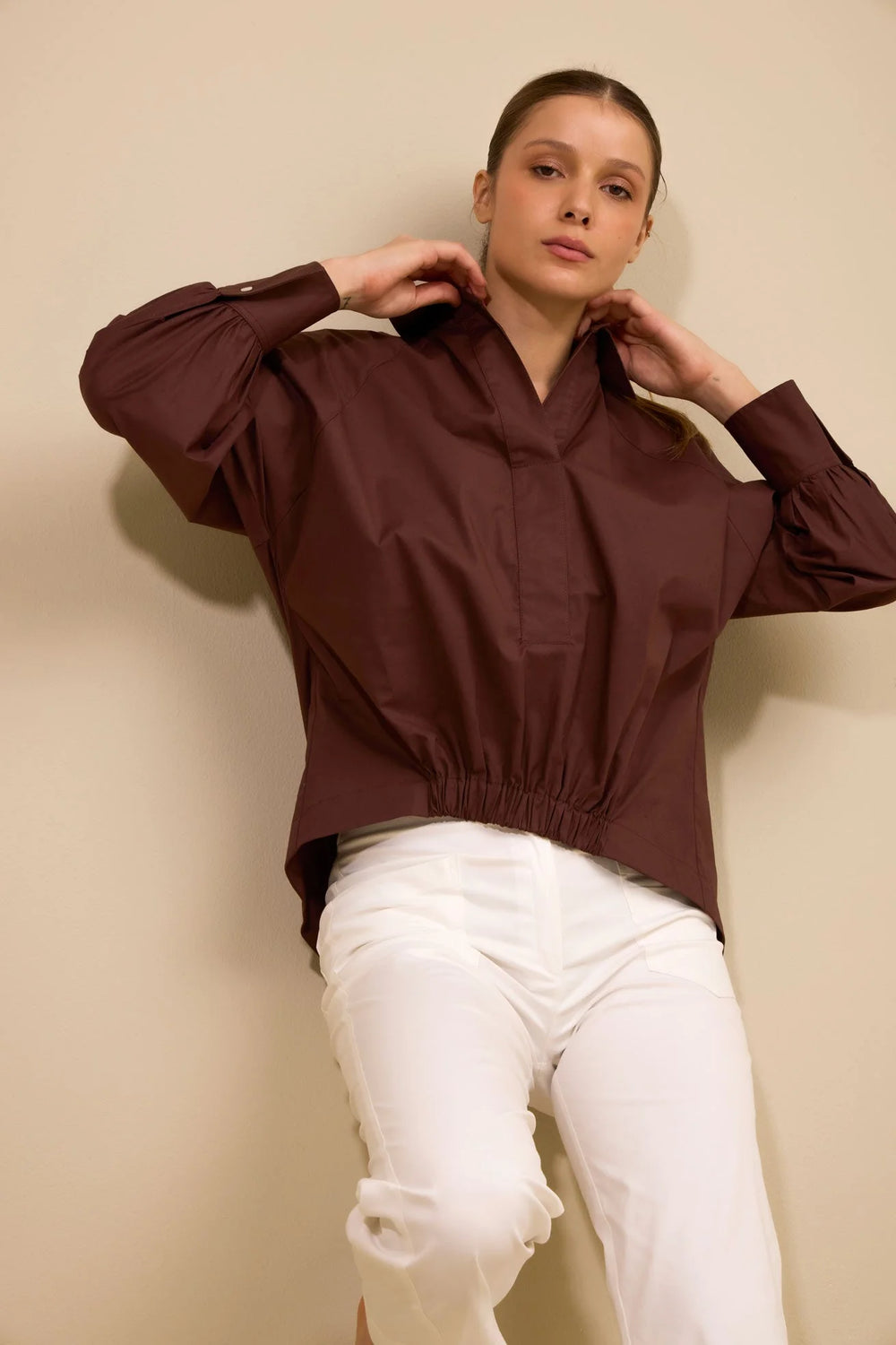 Camisa Rumbo ANARIAS Atelier — detalle del resorte frontal y textura del tejido