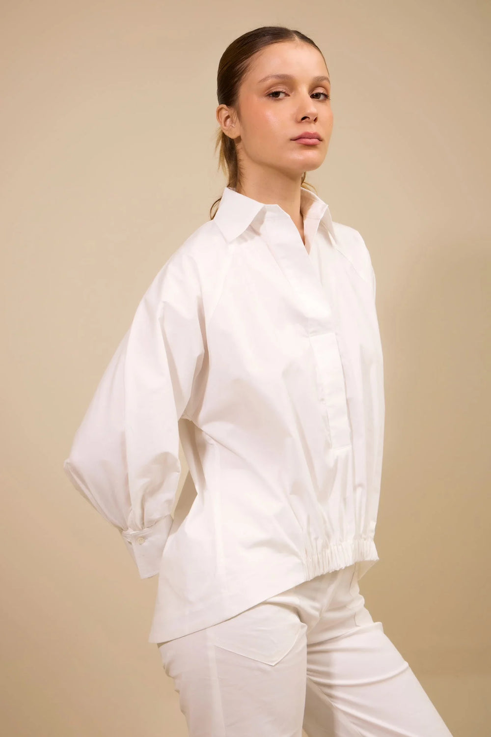 Camisa Rumbo ANARIAS Atelier — vista trasera con prense y largo diferenciado