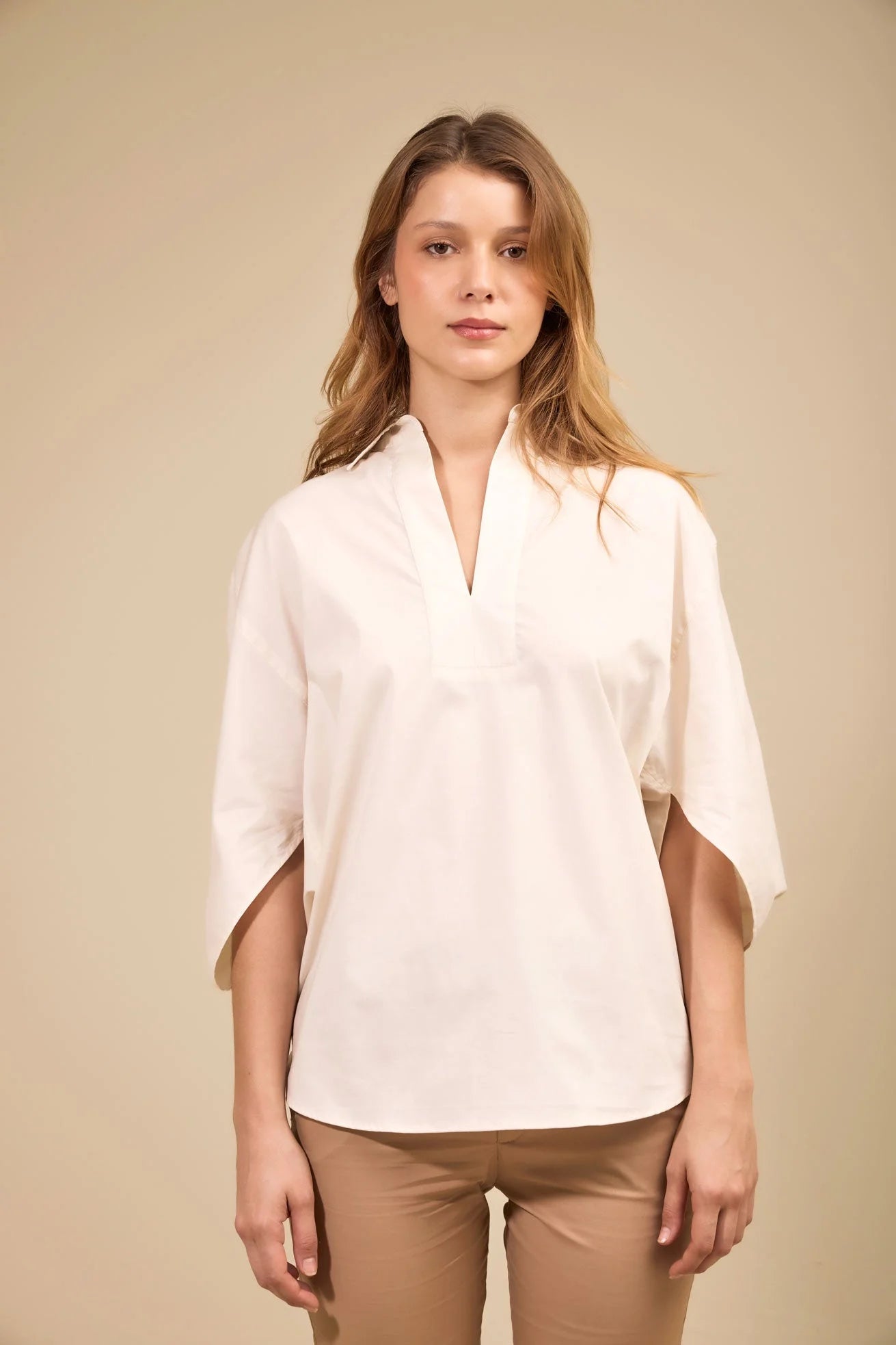 Camisa Ruta ANARIAS Atelier en Sky Blue — vista frontal, cuello camisero y mangas triangulares