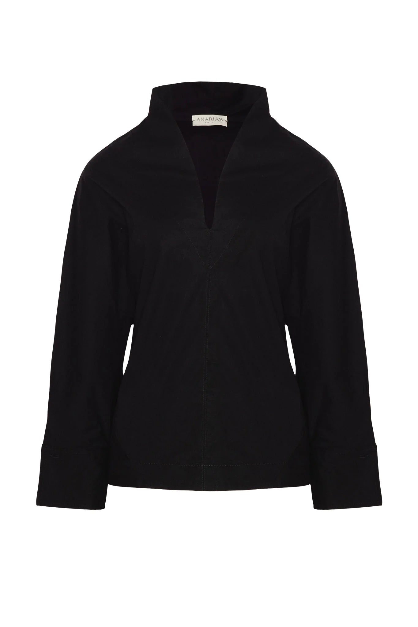 Camisa Sirio ANARIAS Atelier color Black — plano medio frontal, detalle de escote en V y cuello alto