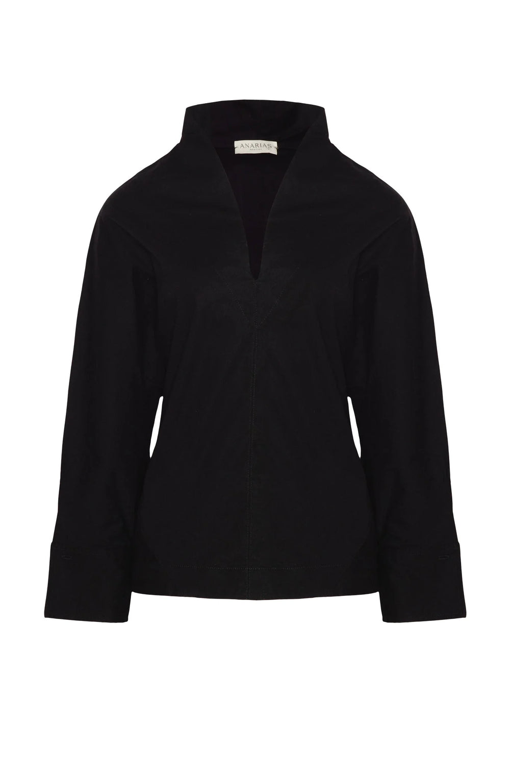 Camisa Sirio ANARIAS Atelier color Black — plano medio frontal, detalle de escote en V y cuello alto