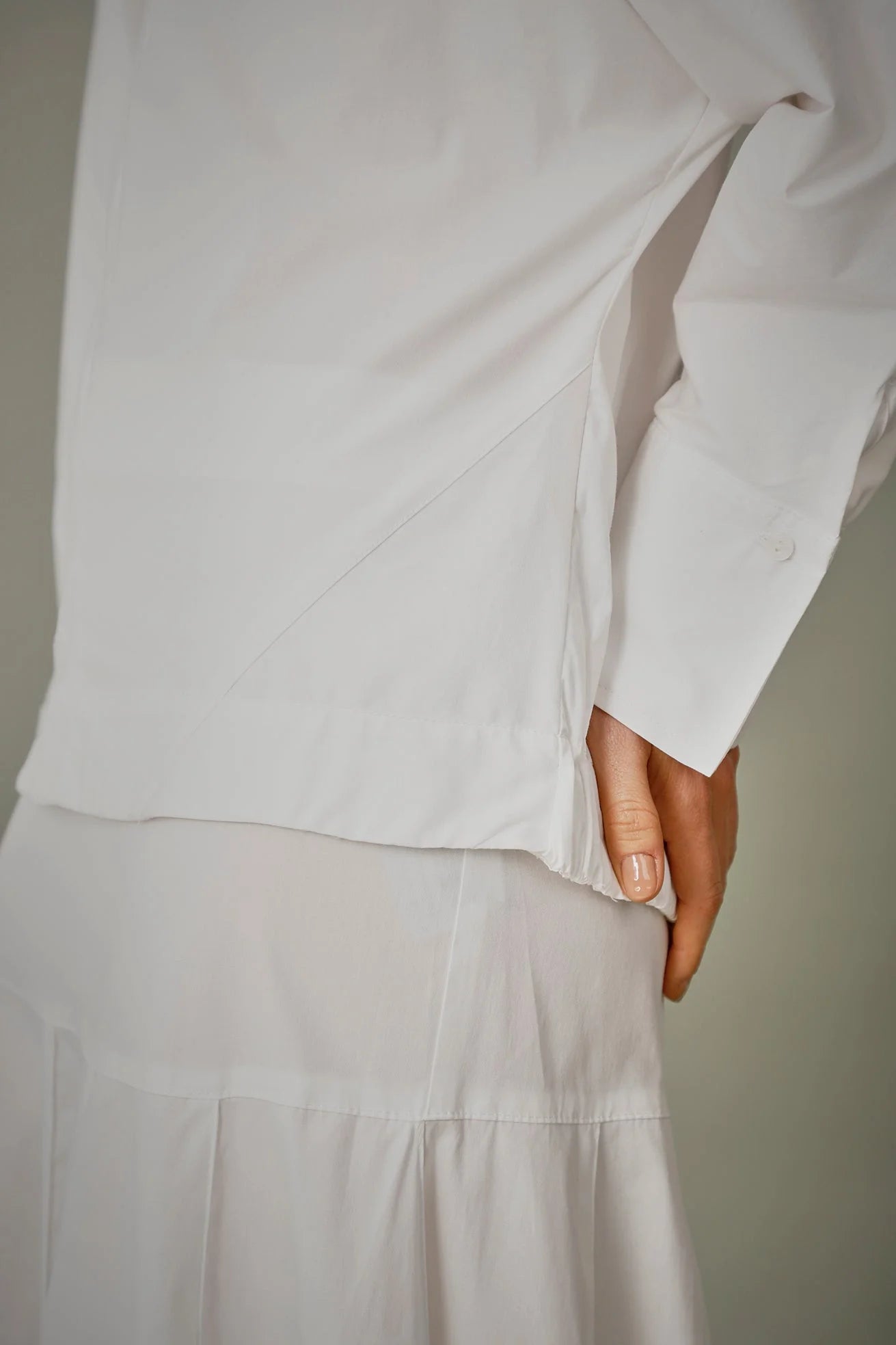 Camisa Sirio ANARIAS Atelier color Cotton — vista lateral que muestra caída y largo de manga con puño