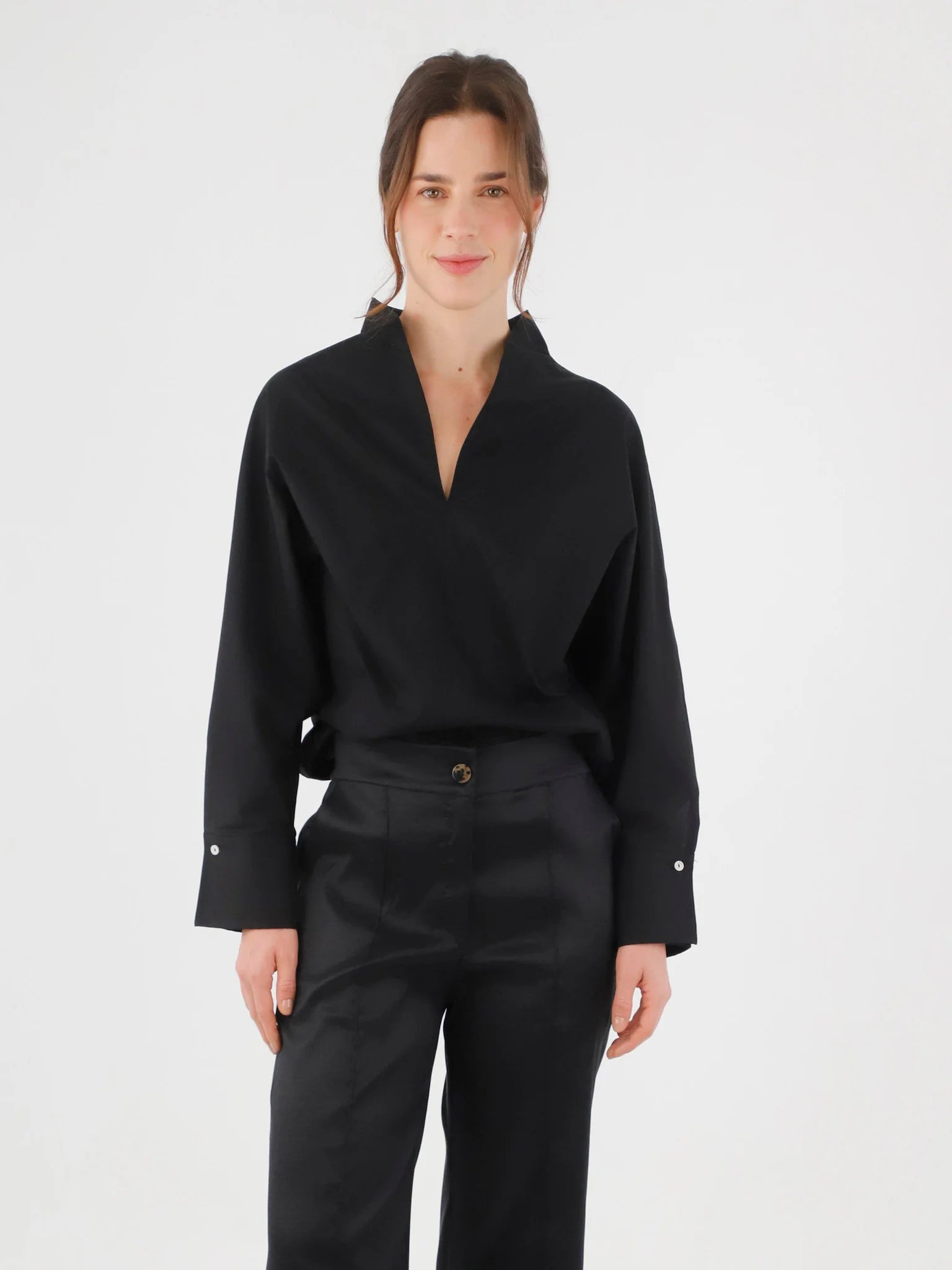 Camisa Sirio ANARIAS Atelier — look editorial colección Twilight, silueta completa en movimiento