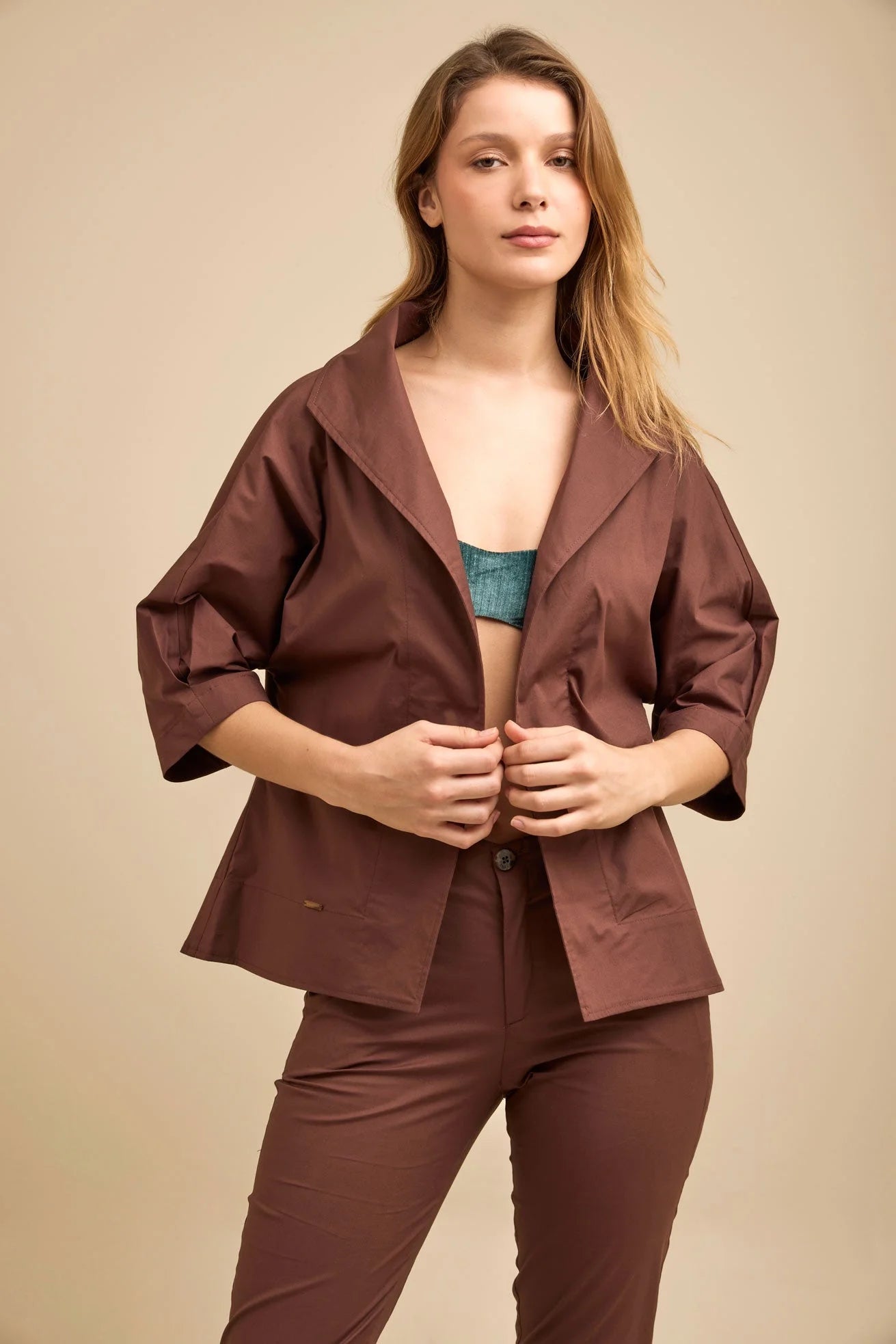 Chaqueta Expedición ANARIAS Atelier — detalle de manga tres cuartos con pliegue en puño