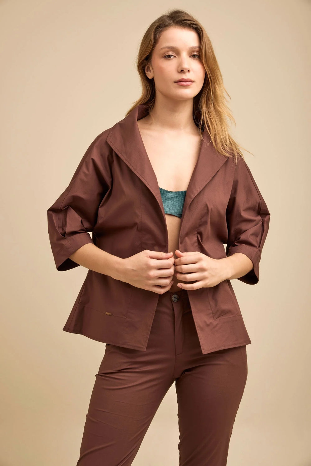 Chaqueta Expedición ANARIAS Atelier — detalle de manga tres cuartos con pliegue en puño