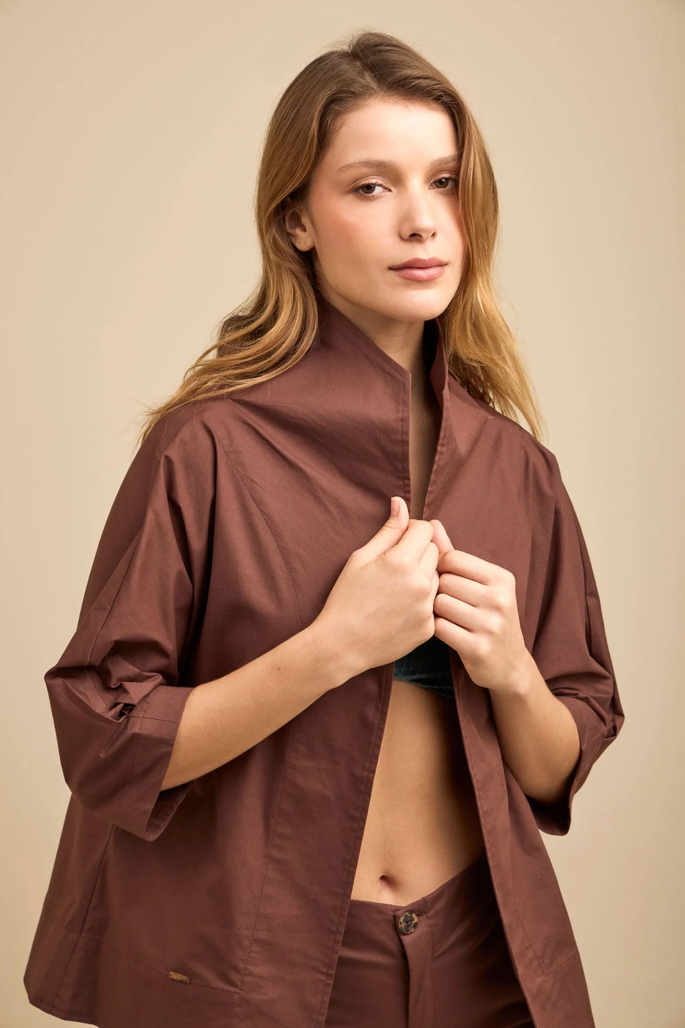 Chaqueta Expedición ANARIAS Atelier en Chocolate — vista lateral, caída de la pieza