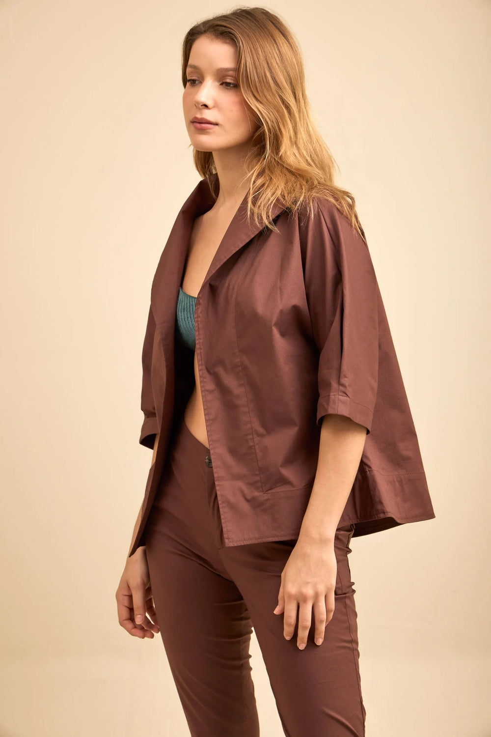 Chaqueta Expedición ANARIAS Atelier — cuello erguido, detalle de corte en hombro