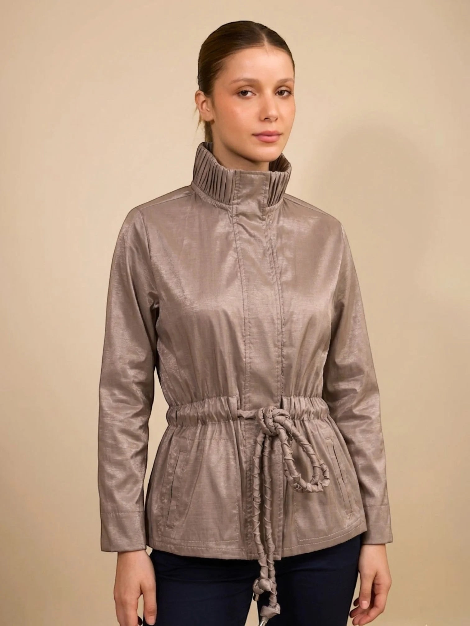 Chaqueta Senda ANARIAS Atelier — detalle de bolsillo de ribete y cordón a juego, color kaki