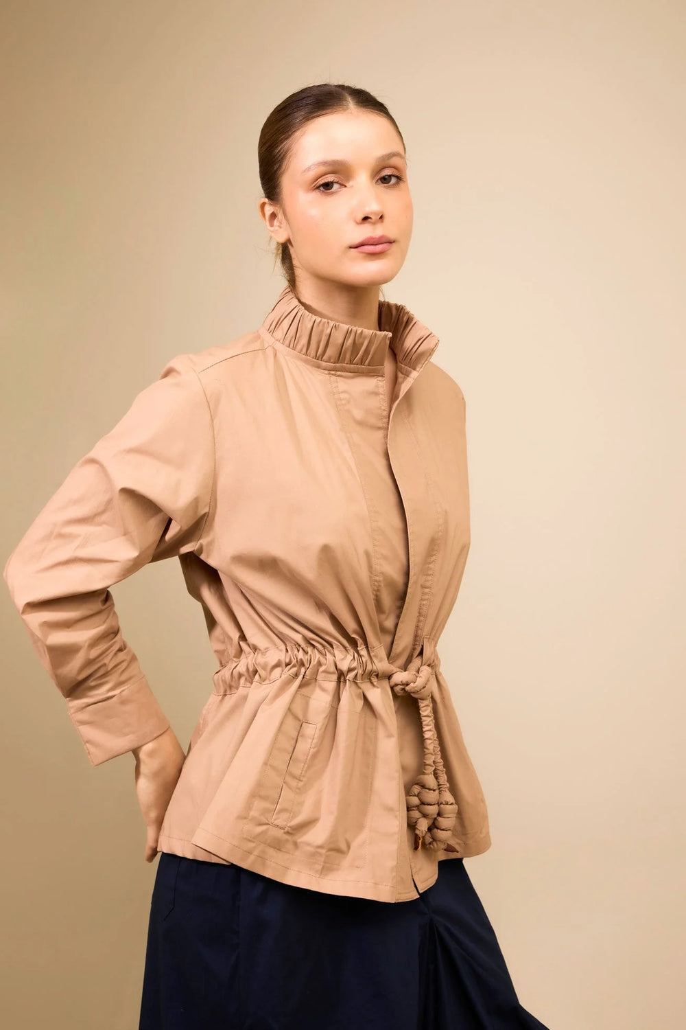Chaqueta Sendero kaki ANARIAS Atelier — vista lateral que muestra la caída y corte en cintura con cordón
