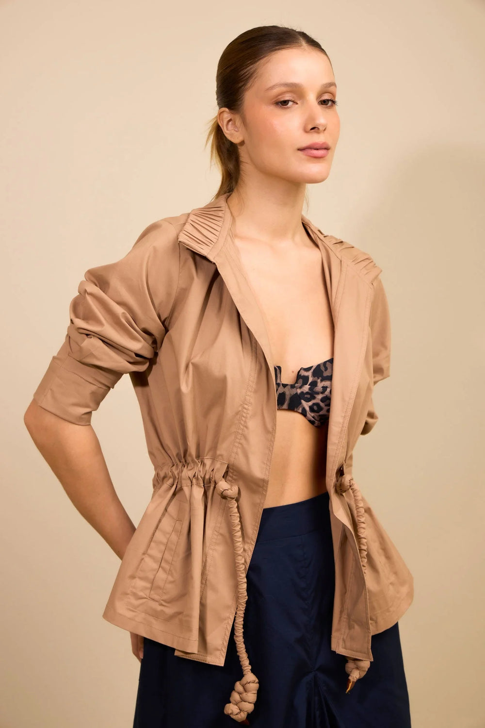 Chaqueta Sendero kaki ANARIAS Atelier — detalle de manga larga con pliegues y puntera de cuero en cordón