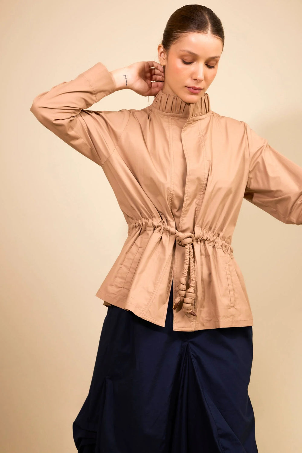 Chaqueta Sendero kaki ANARIAS Atelier — look completo de styling editorial, vista de conjunto