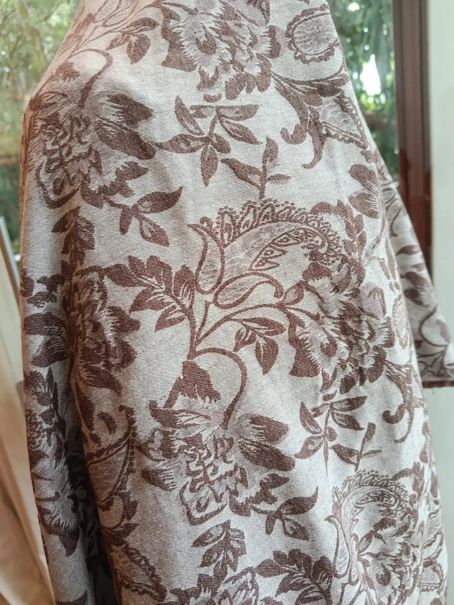 Detalle de tejido floral grabado en Chaqueta Viajera chocolate — ANARIAS Atelier