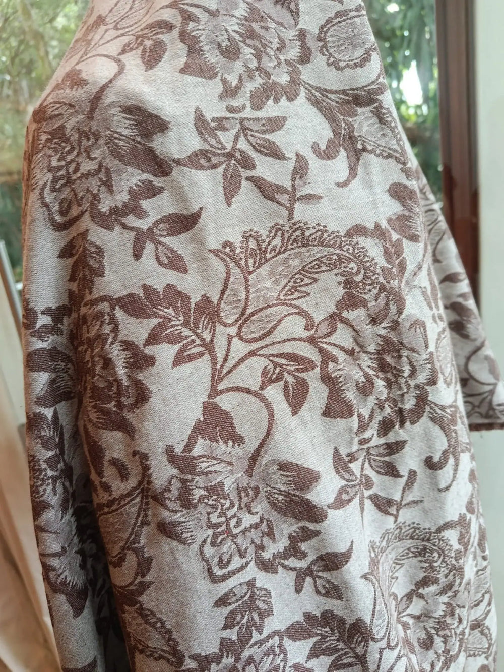 Detalle de tejido floral grabado en Chaqueta Viajera chocolate — ANARIAS Atelier
