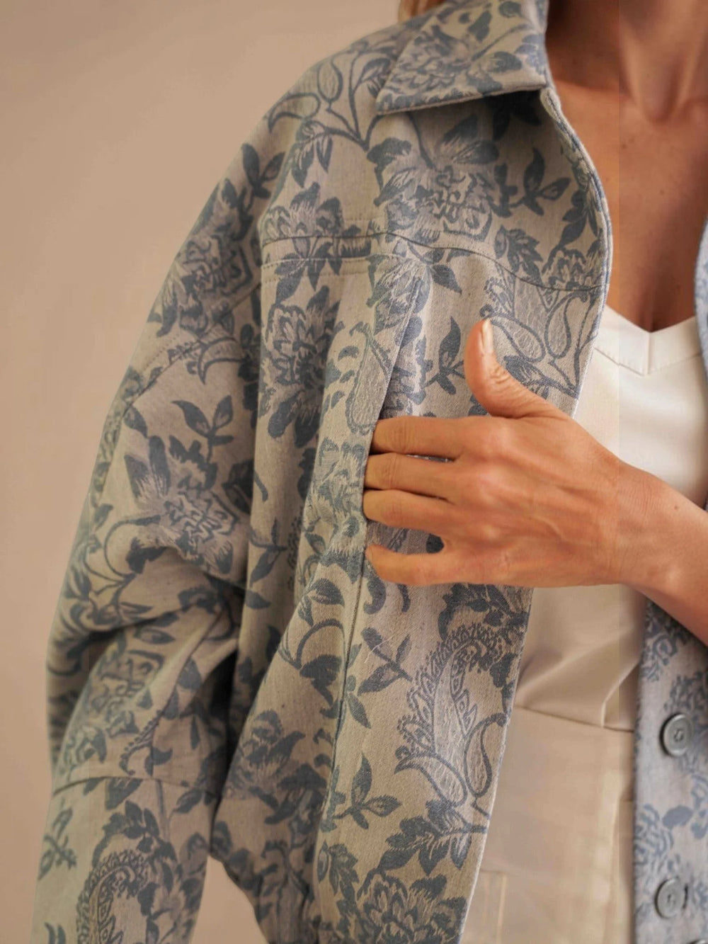 Chaqueta Viajera ANARIAS Atelier color chocolate — plano medio, detalle de cuello sport y manga larga