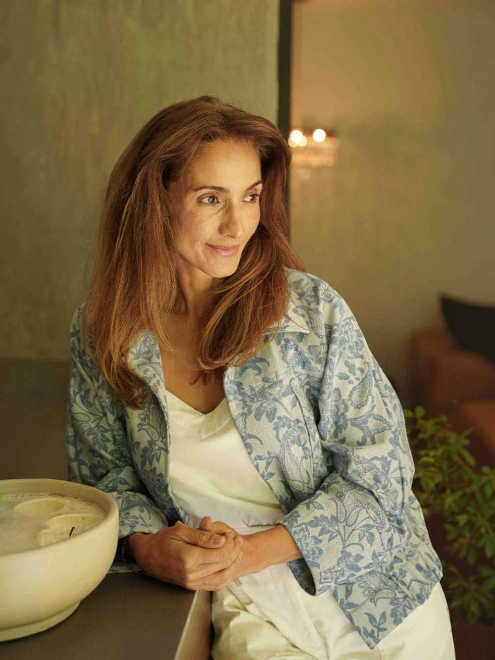 Chaqueta Viajera azul ANARIAS Atelier — look casual, vista de tres cuartos