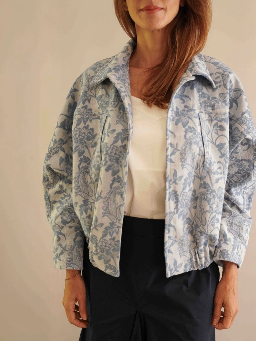 Chaqueta Viajera ANARIAS Atelier color azul — detalle de bolsillos de parche con doble pespunte