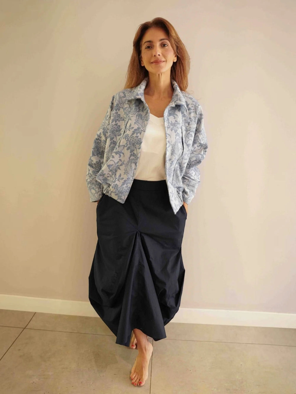 Chaqueta Viajera ANARIAS Atelier — plano detalle de tejido floral grabado en azul