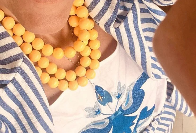 Collar Carnaval Claudia Trejos — comparativa de los tres colores disponibles: almendra, amarillo y rojo