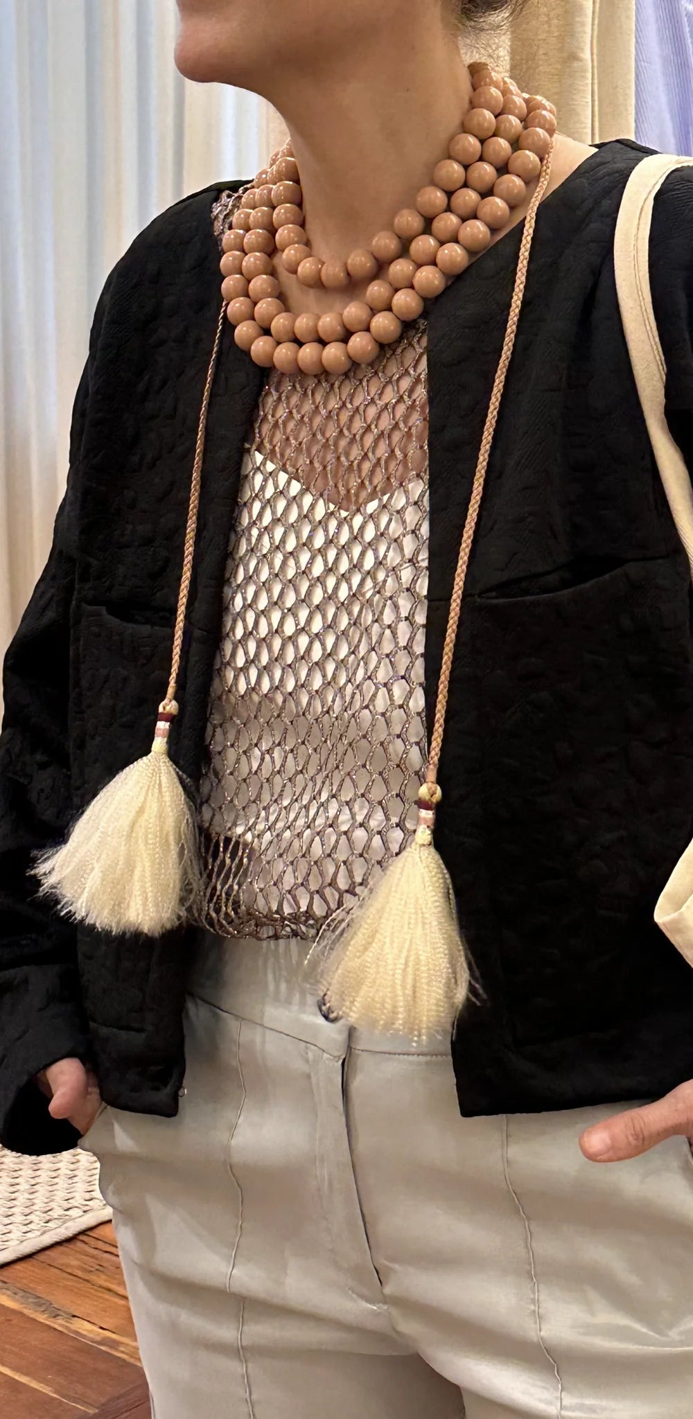 Collar Carnaval by Claudia Trejos — look completo con accesorio en tono rojo sobre modelo, vista editorial