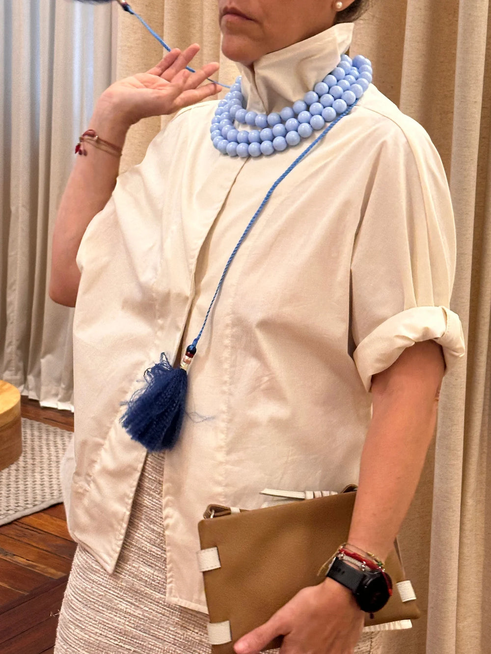 Collar Carnaval Claudia Trejos — plano detalle de las pepas acrílicas y trenzas características de la pieza