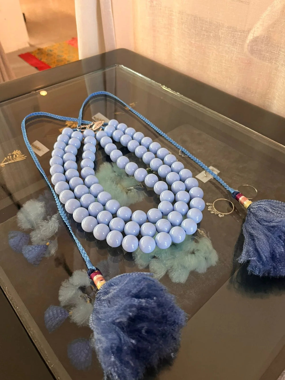 Collar Carnaval Claudia Trejos — perspectiva lateral que muestra el volumen y la proporción de la pieza