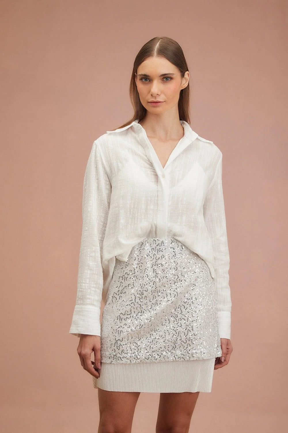 Falda lentejuelas Silver ANARIAS Atelier — detalle de silueta y caída del forro plisado