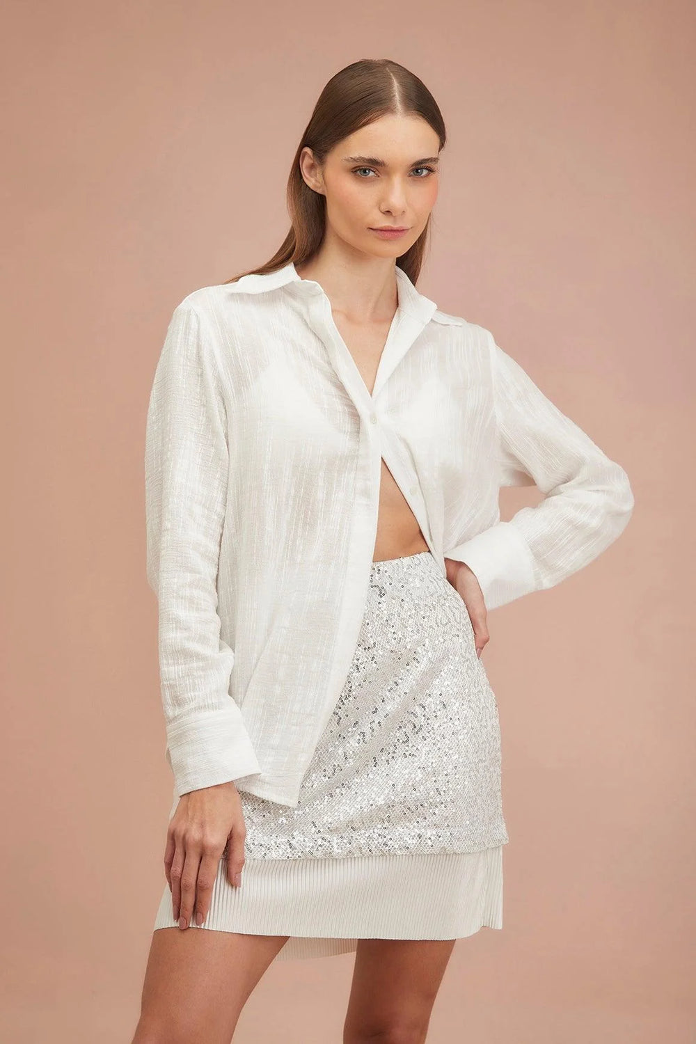 Falda fiesta Gold ANARIAS Atelier — look casual con t-shirt blanca, vista frontal