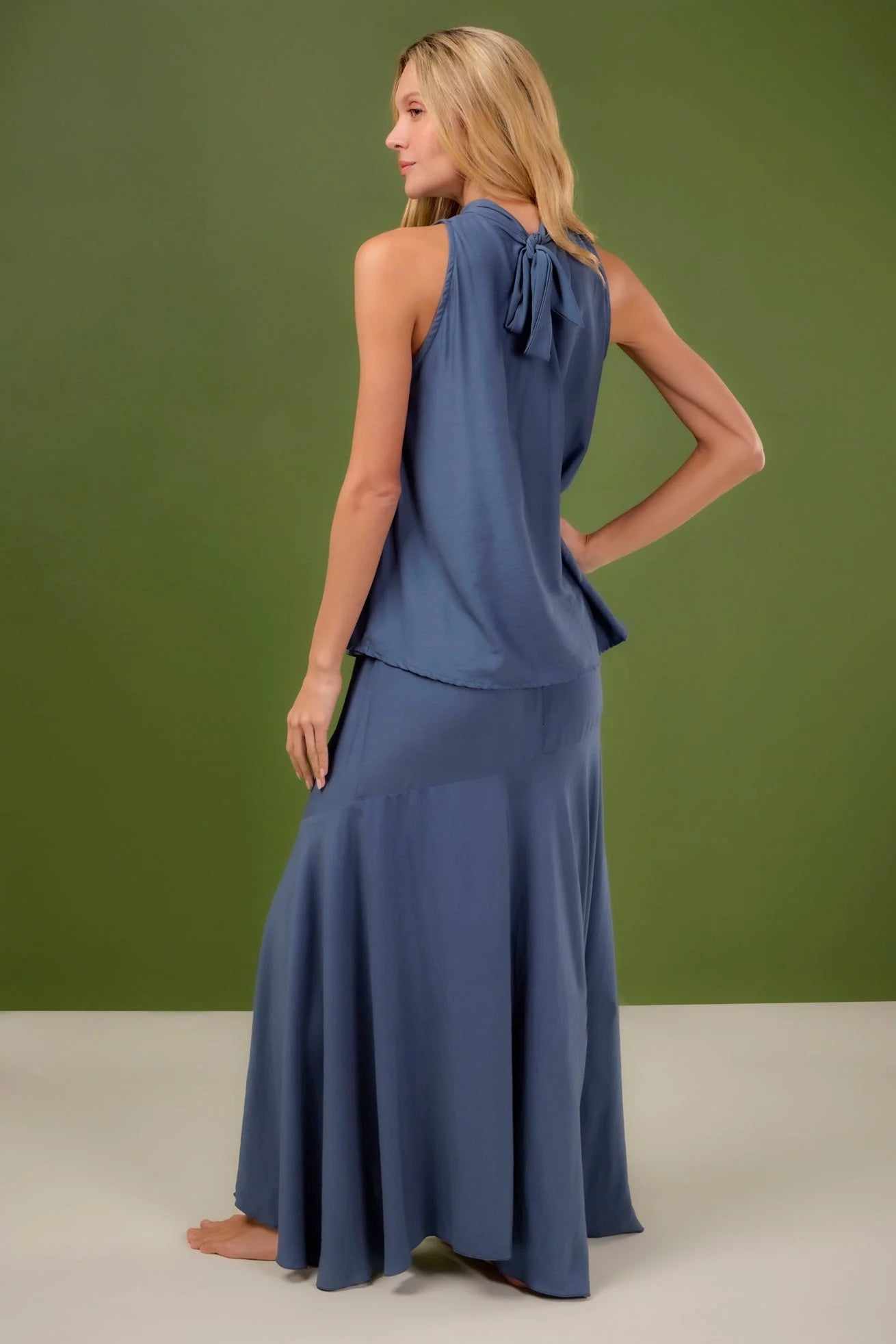 Falda Fuerza ANARIAS Atelier — vista completa de silueta larga con largo irregular en color azul