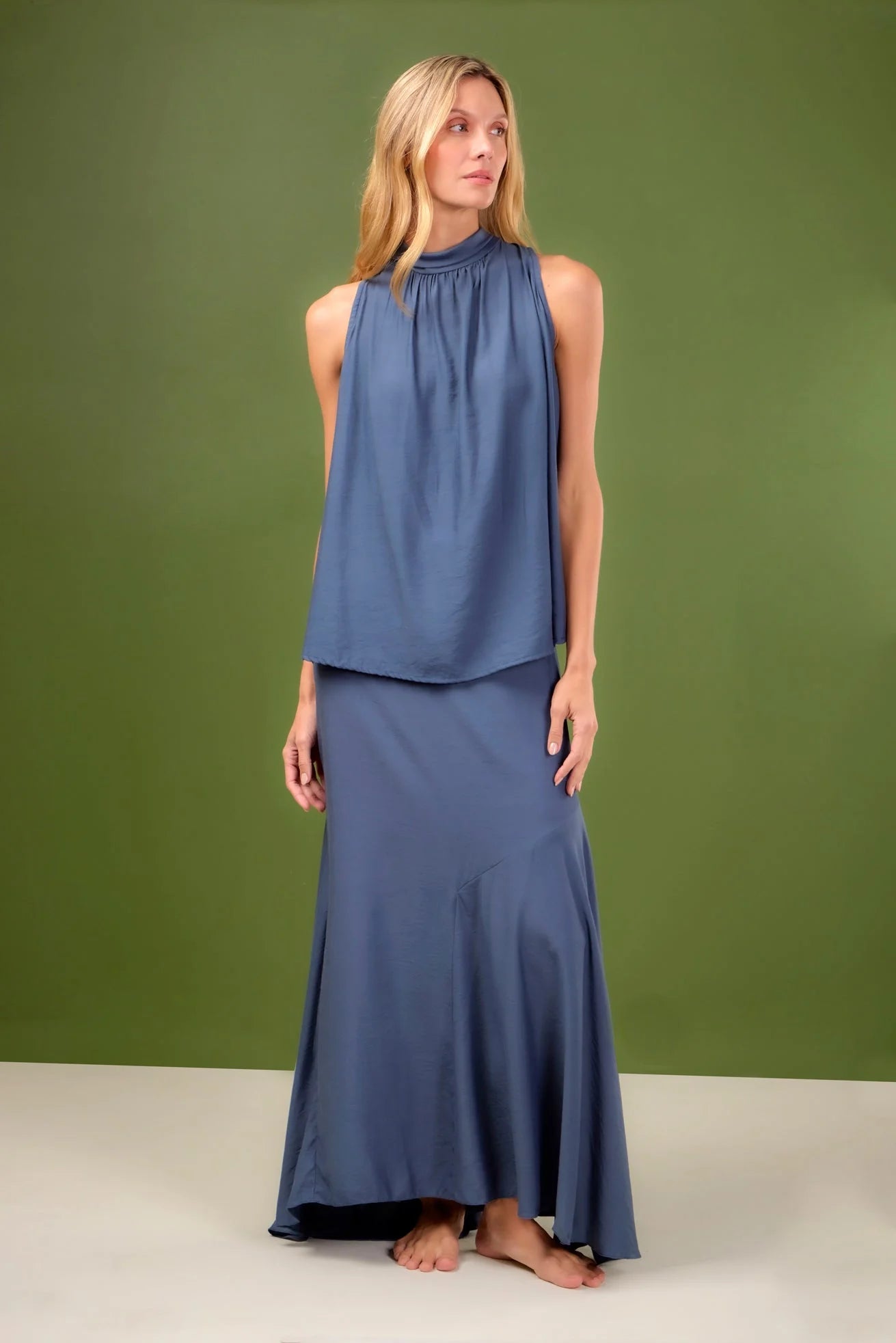 Falda Fuerza ANARIAS Atelier — vista frontal, falda larga asimétrica azul con pañuelo campana