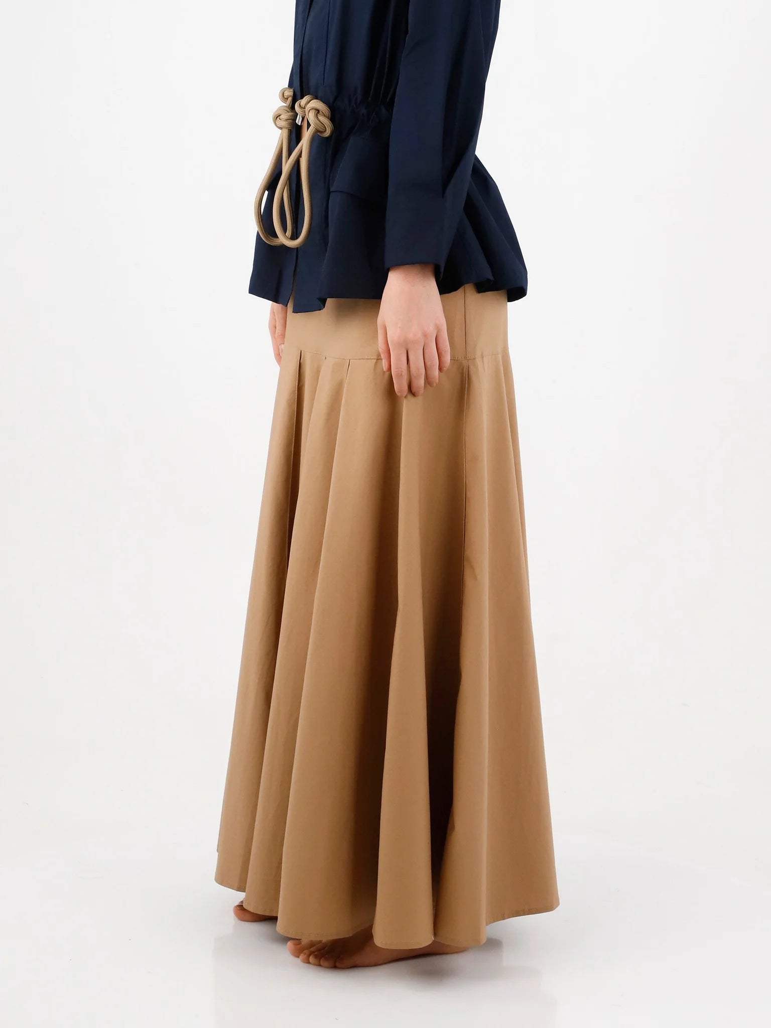 Falda Mareas ANARIAS Atelier — encuadre completo del look con pretina y corte en cadera