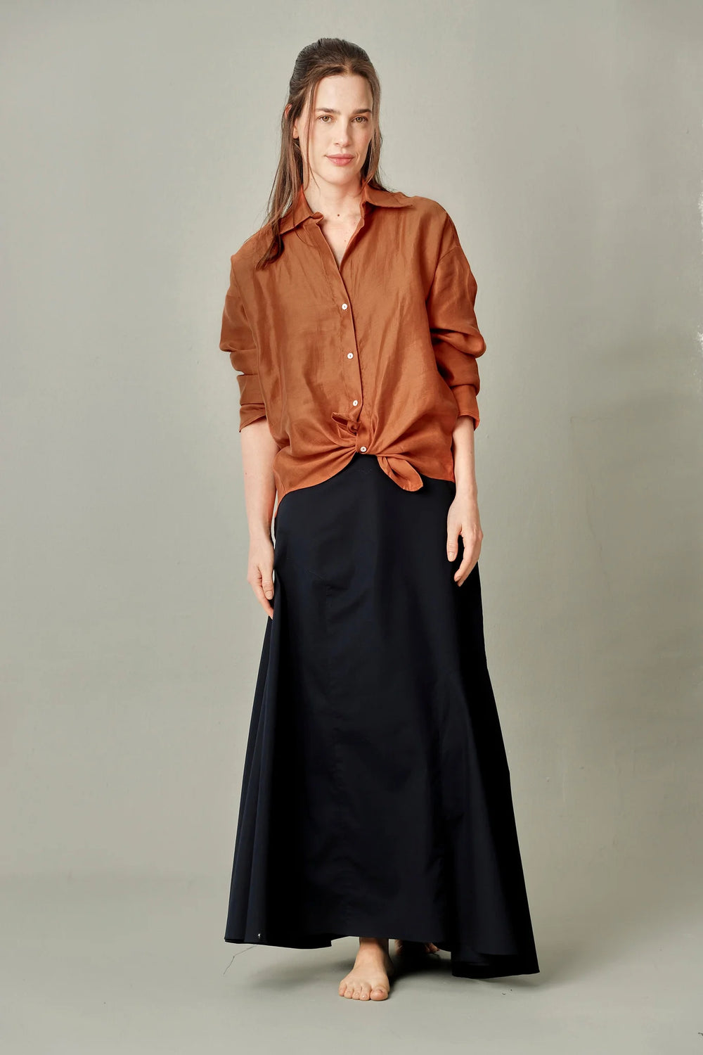 Falda Marina ANARIAS Atelier en color Navy — vista frontal, silueta larga asimétrica sobre fondo neutro