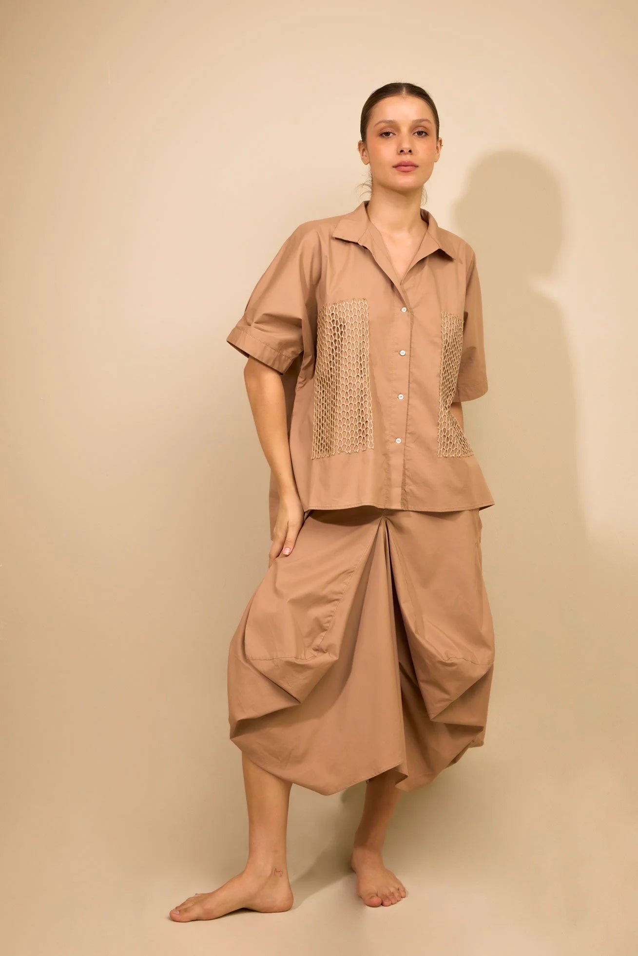 Falda Pasaje ANARIAS Atelier — detalle de bolsillos cargo traseros con tapa en tono Kaky
