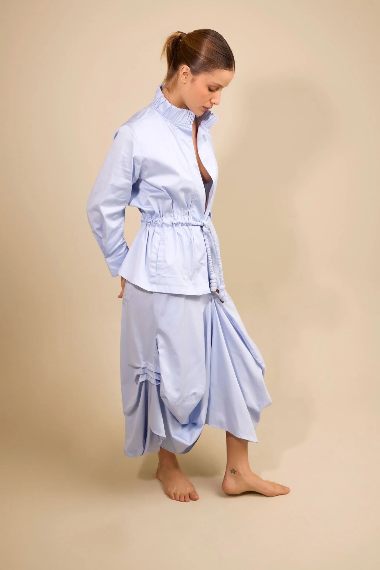 Falda Pasaje Sky Blue ANARIAS Atelier — detalle de bolsillos laterales con tapa y corte cargo