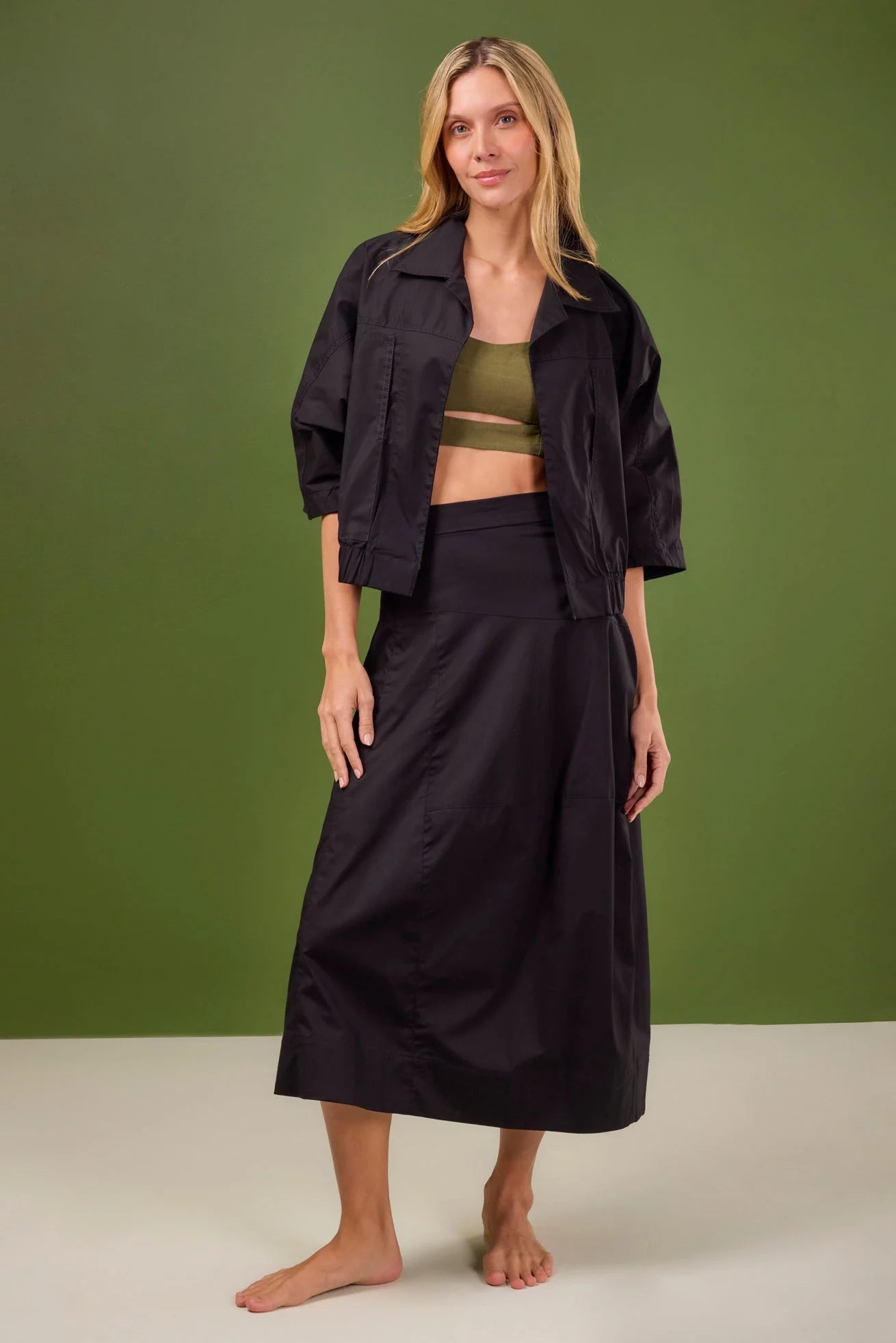 Falda Petronia ANARIAS Atelier — detalle de silueta y caída midi, color navy