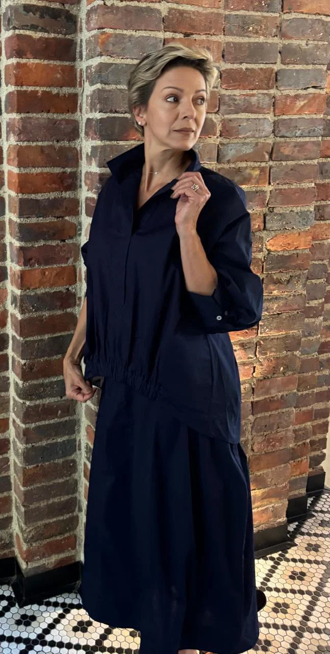 Falda Petronia ANARIAS Atelier — look de día con top casual, color navy