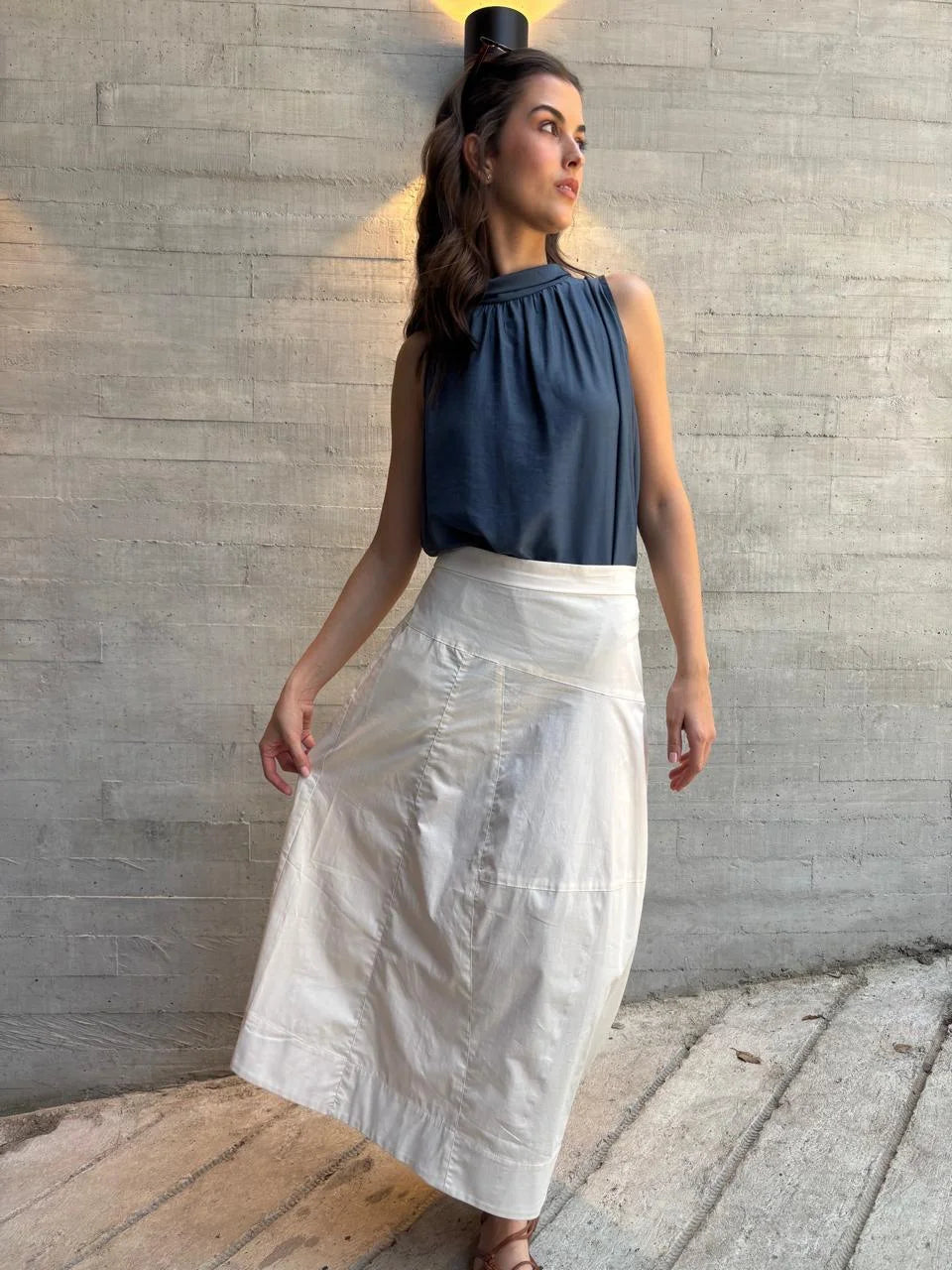 Falda Petronia ANARIAS Atelier — detalle de los cortes irregulares y acabado del tejido
