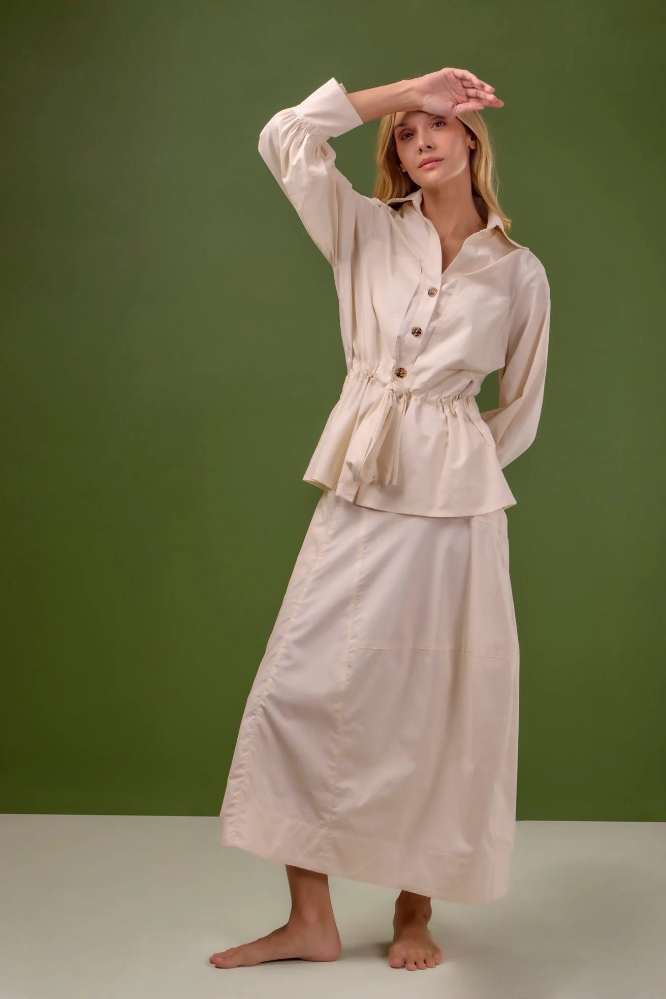 Falda Petronia midi asimétrica ANARIAS Atelier — vista frontal, color ivory, cortes irregulares