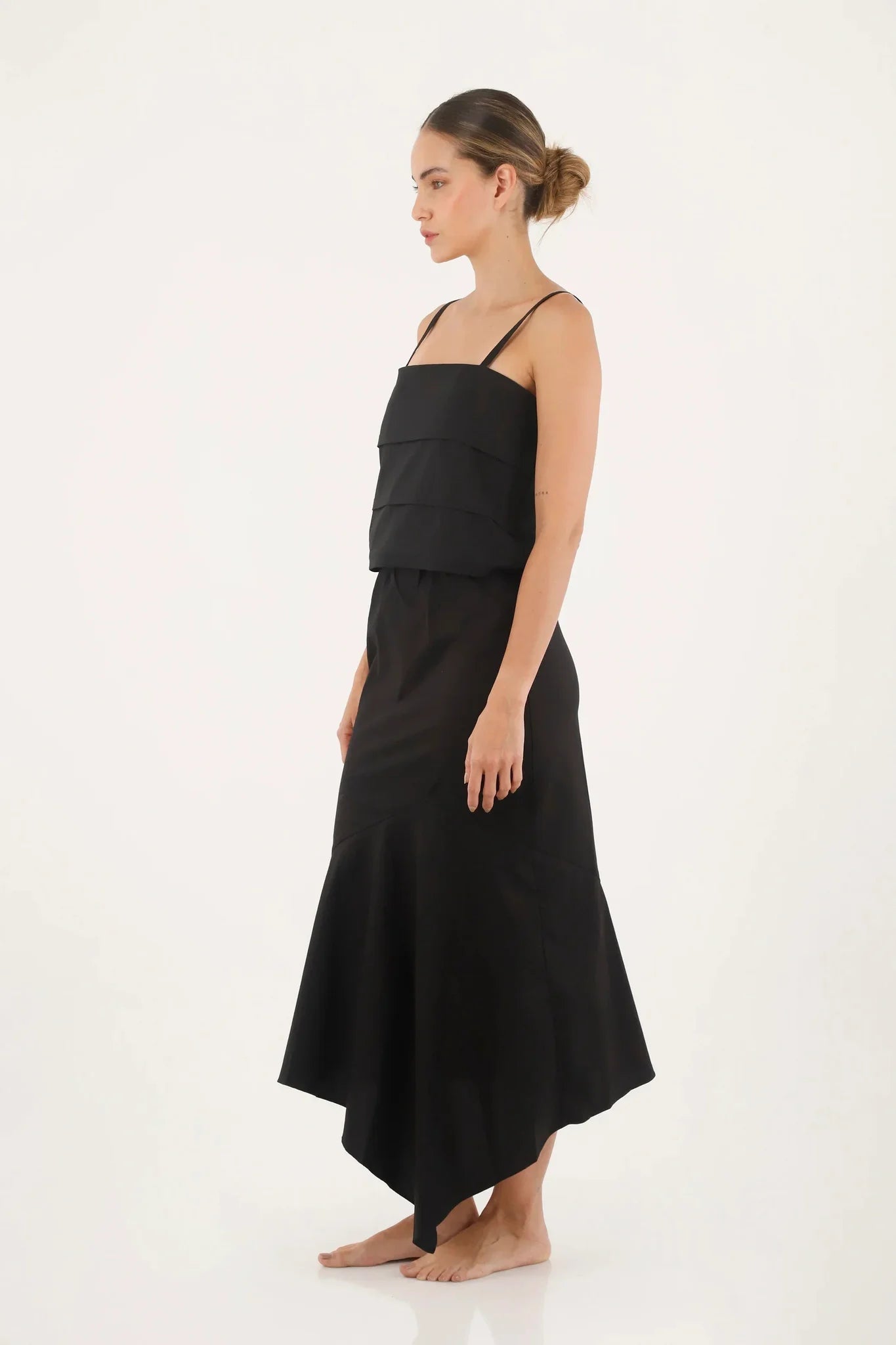 Falda Viento Black ANARIAS Atelier — detalle del corte y caída del bolero irregular