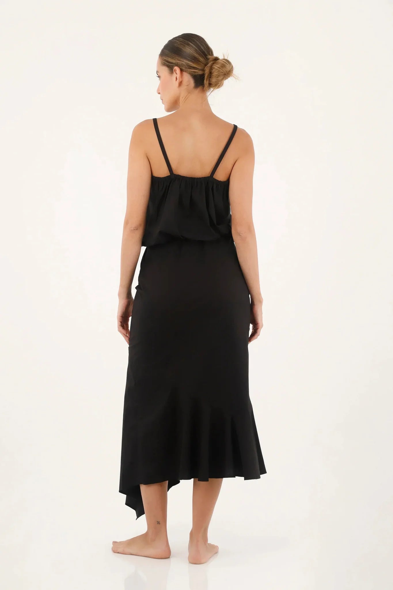 Falda Viento Black ANARIAS Atelier — vista lateral que muestra el vuelo y la proporción midi