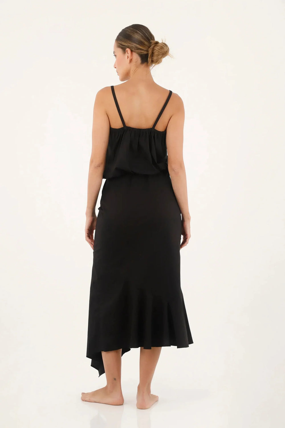 Falda Viento Black ANARIAS Atelier — vista lateral que muestra el vuelo y la proporción midi