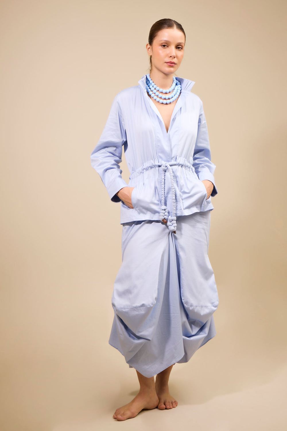 Falda Pasaje Sky Blue ANARIAS Atelier — look completo de frente sobre fondo neutro, talla única