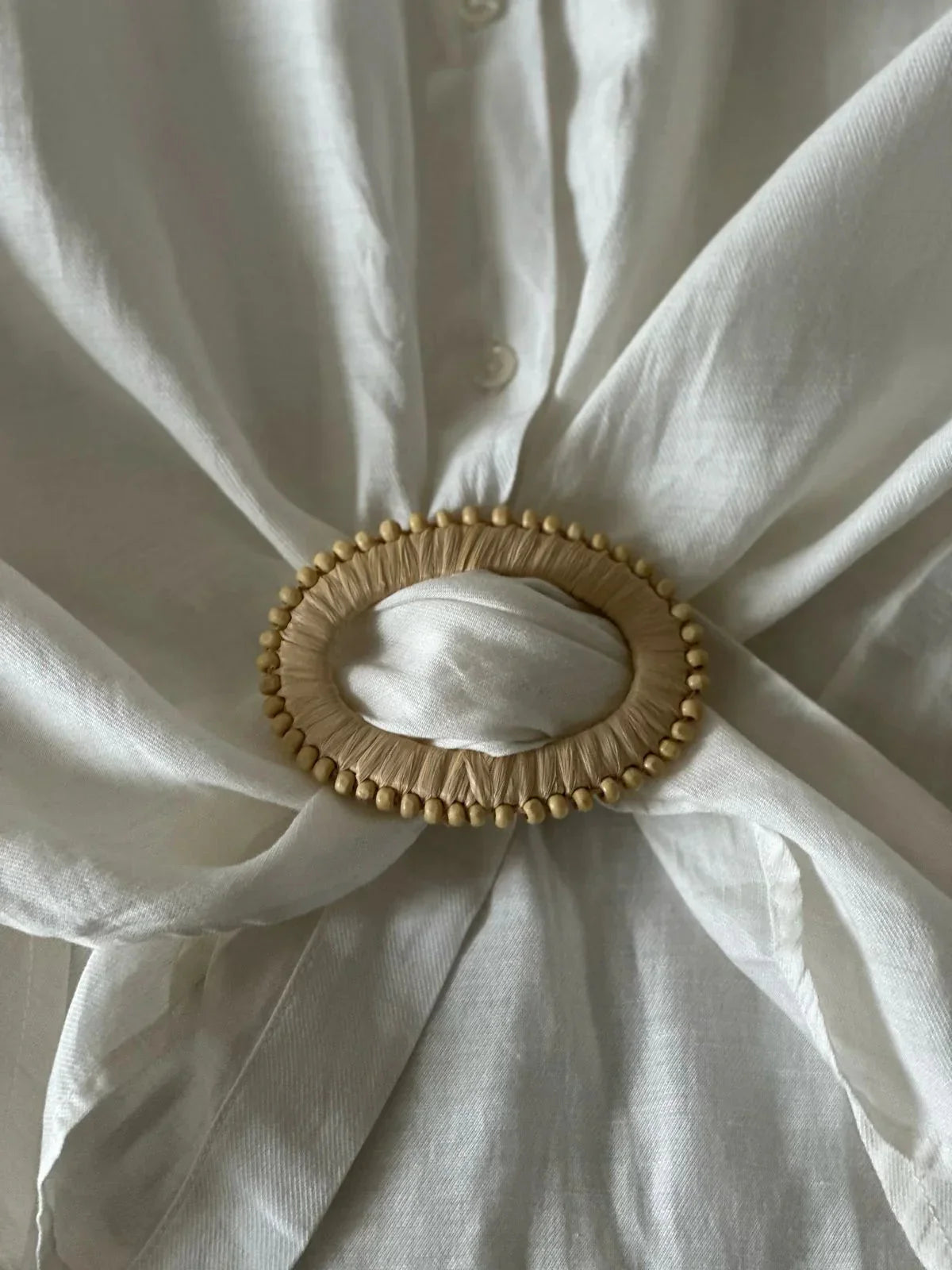 Hebilla ANARIAS estilo bolas — uso en camisa holgada para marcar la cintura, vista completa